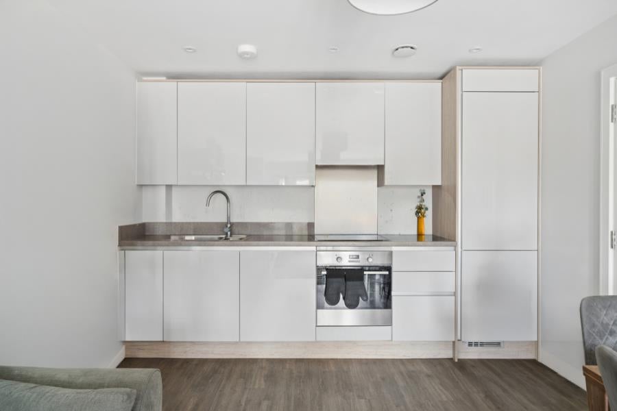 Flat Bathurst Walk in Richings Park
