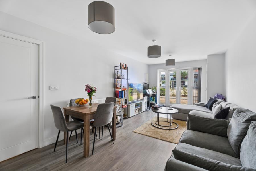 Flat Bathurst Walk in Richings Park