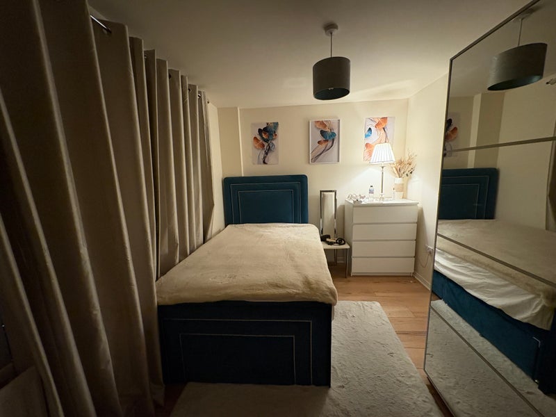 Room Broomhill Way in Poole