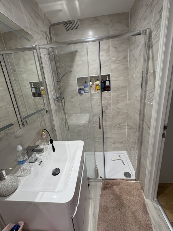 Room Broomhill Way in Poole