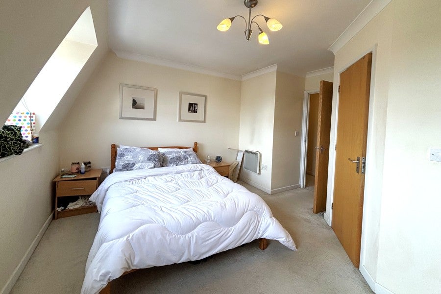 Flat Kings Road in Woking