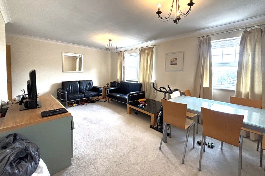Flat Kings Road in Woking