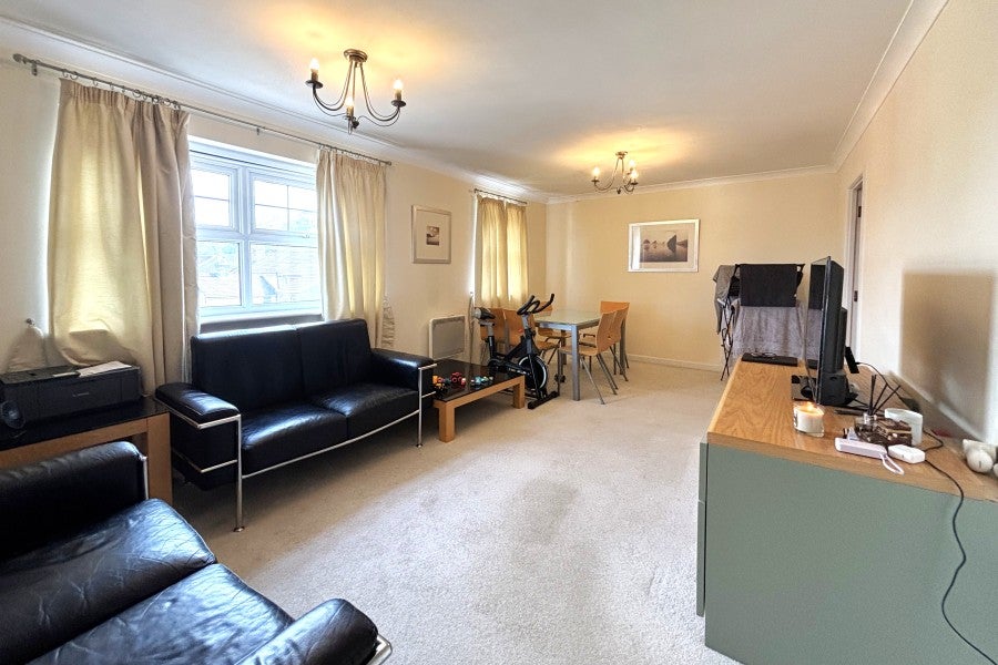 Flat Kings Road in Woking
