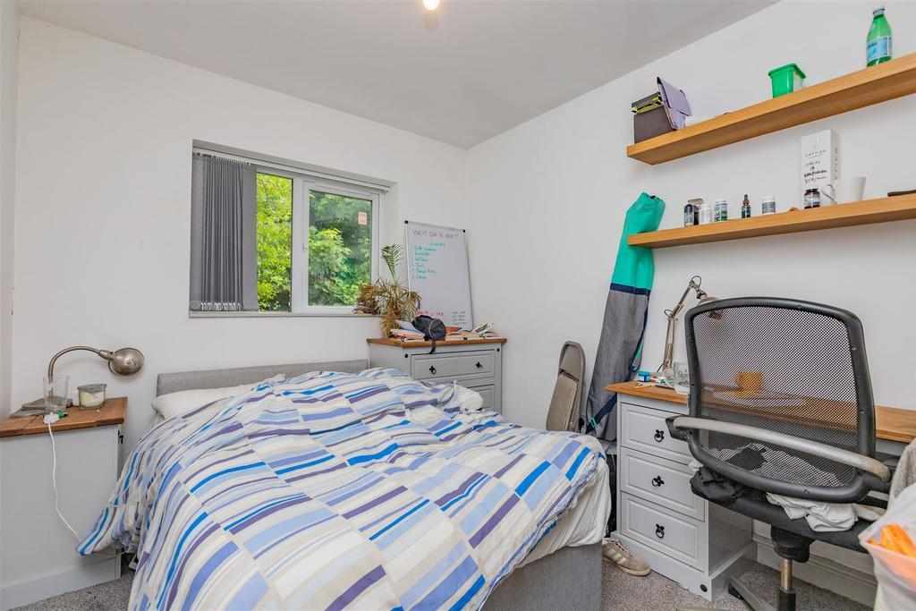 Room Heeley Road in Birmingham