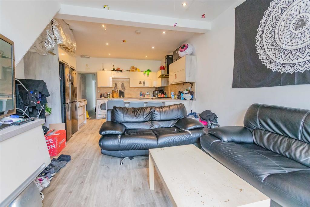 Room Heeley Road in Birmingham