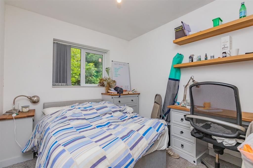 Room Heeley Road in Birmingham