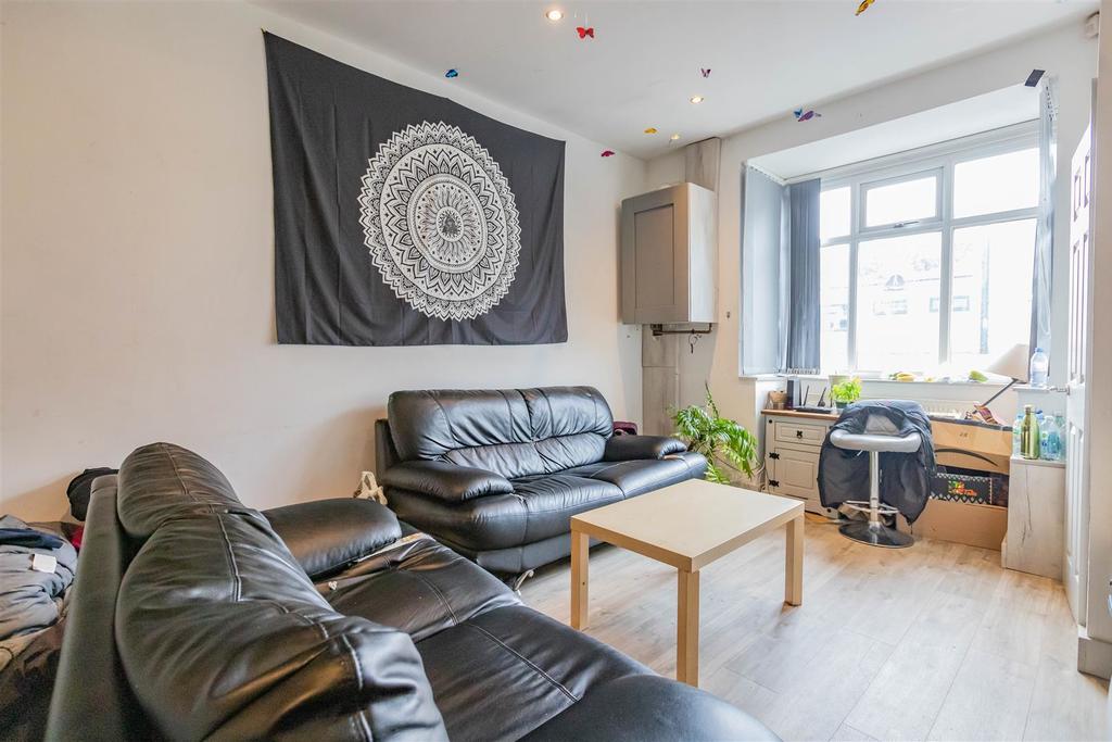 Room Heeley Road in Birmingham