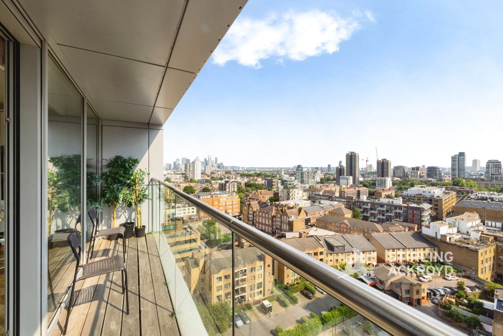 Flat Commercial Road in Greater London