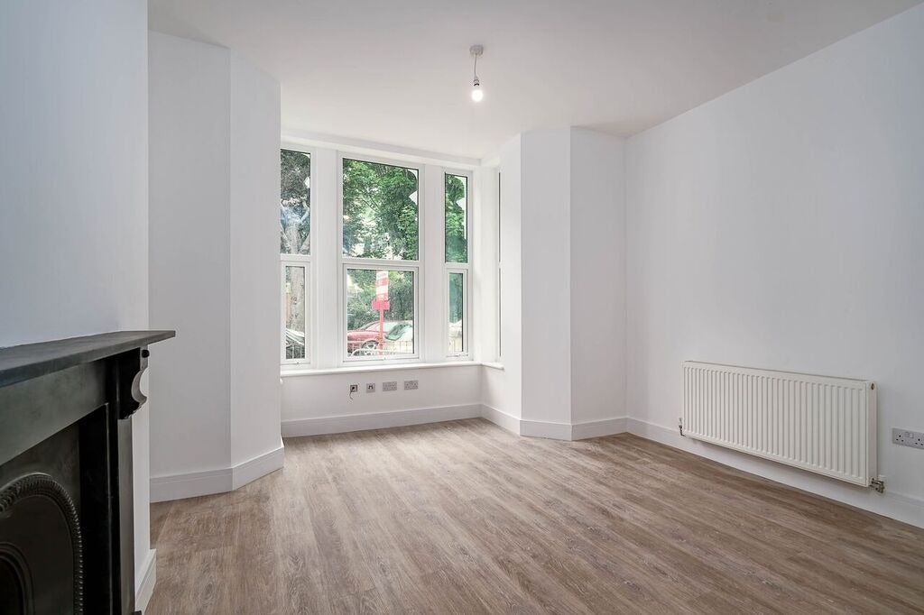 Flat Connaught Avenue in Plymouth
