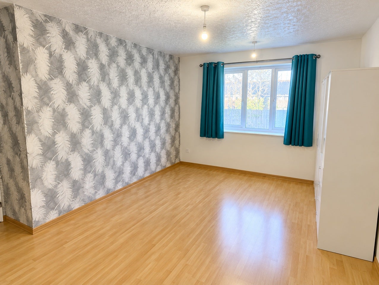 Flat Wingrove Drive in Purfleet-on-Thames