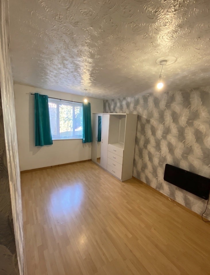 Flat Wingrove Drive in Purfleet-on-Thames