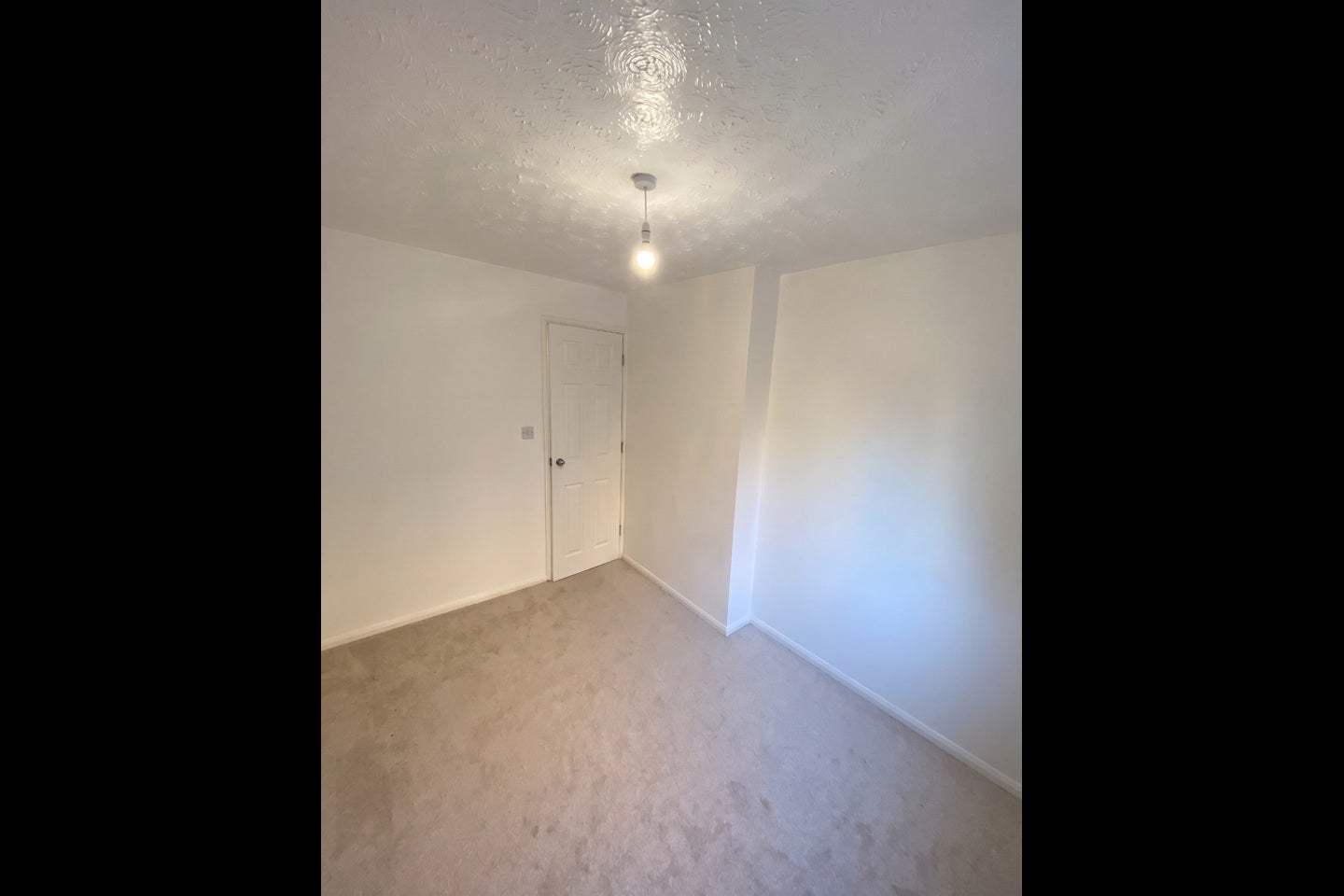 Flat Wingrove Drive in Purfleet-on-Thames
