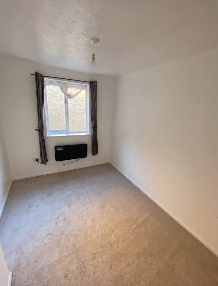 Flat Wingrove Drive in Purfleet-on-Thames