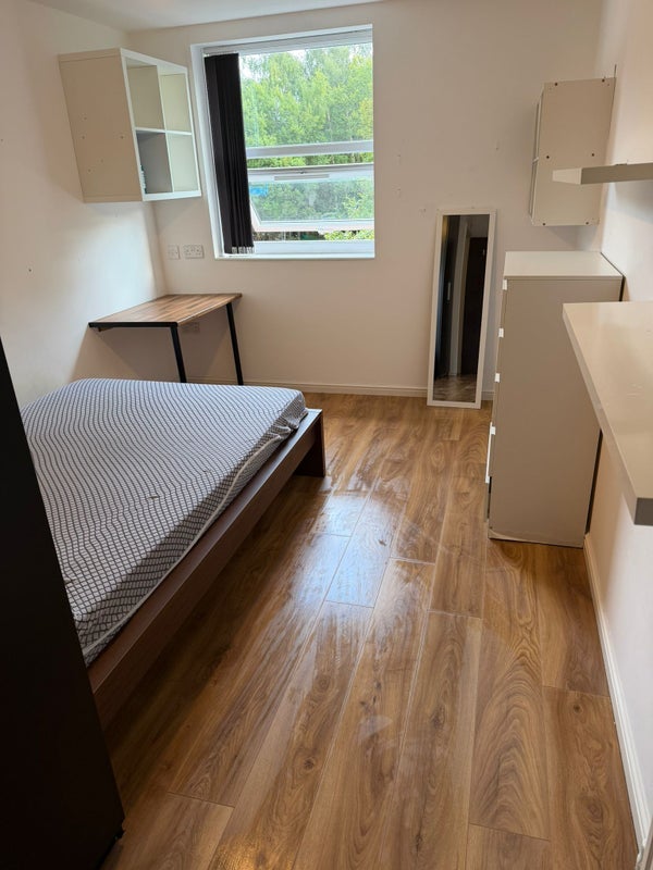 Room Fylde Road in Preston