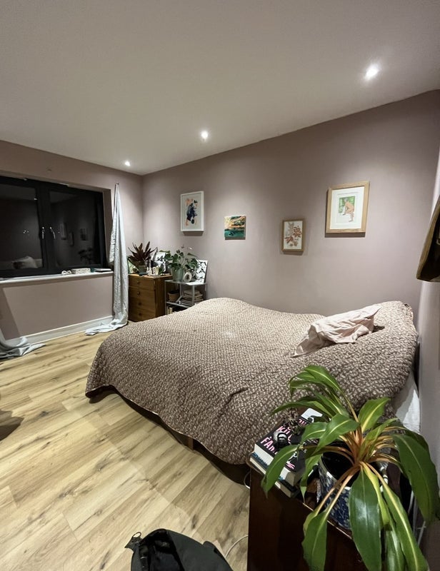 Room Whitefield Road in Bristol