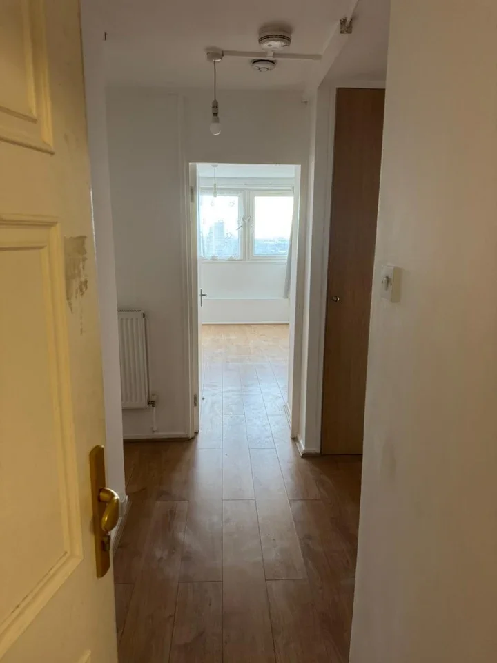 Flat Leather Gardens in Greater London