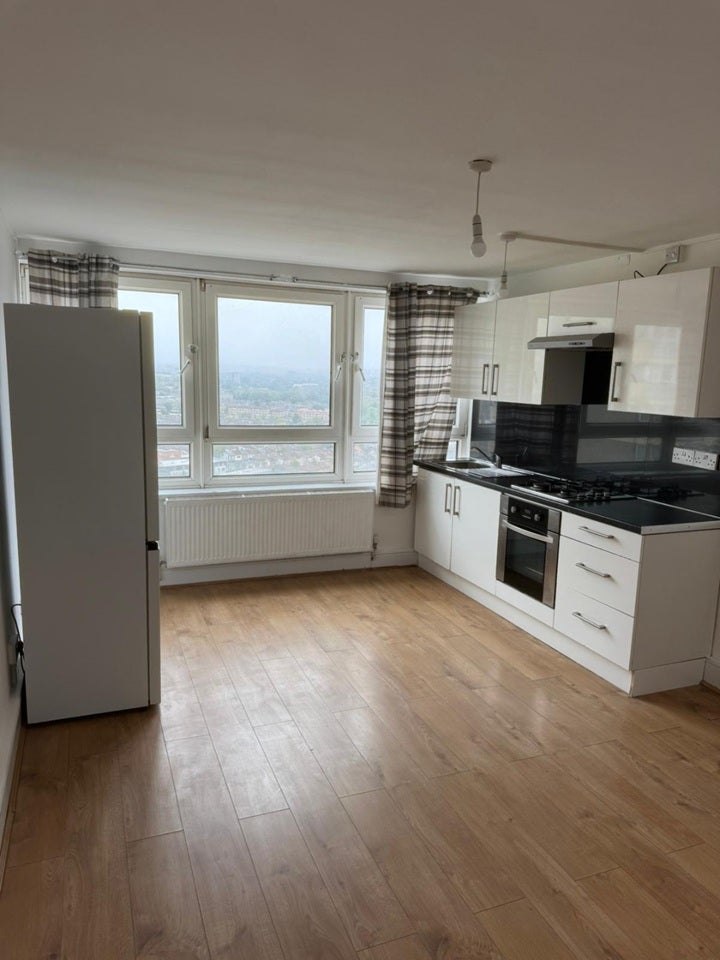 Flat Leather Gardens in Greater London