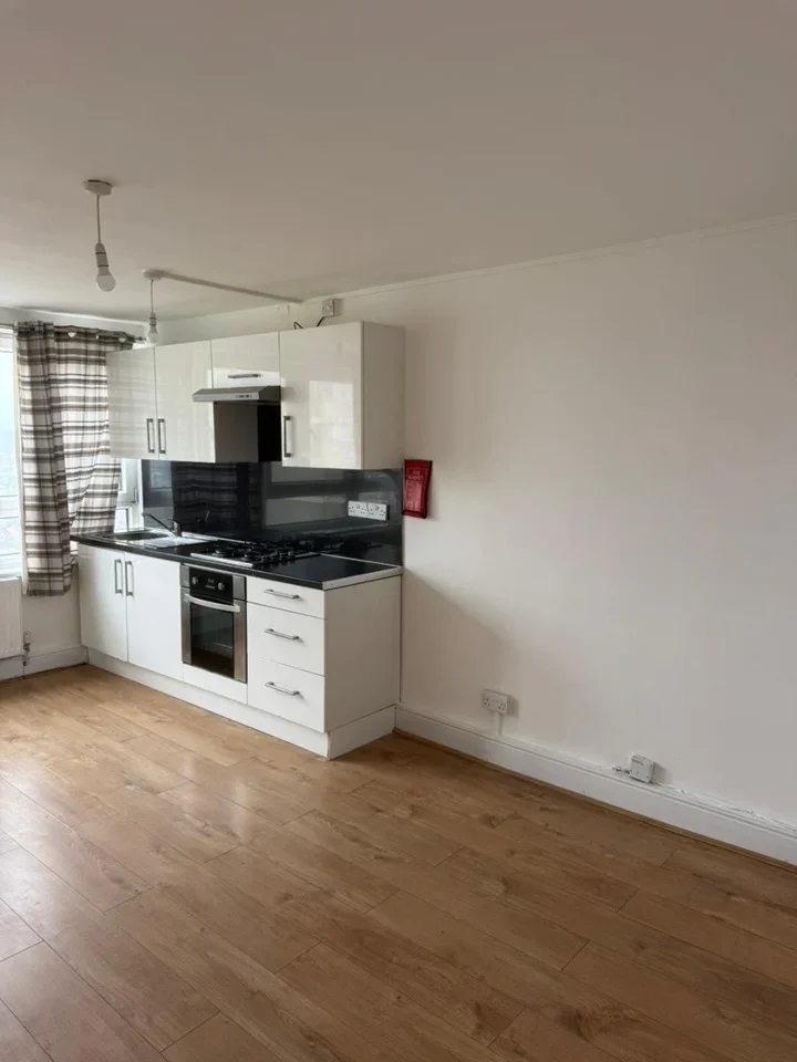 Flat Leather Gardens in Greater London