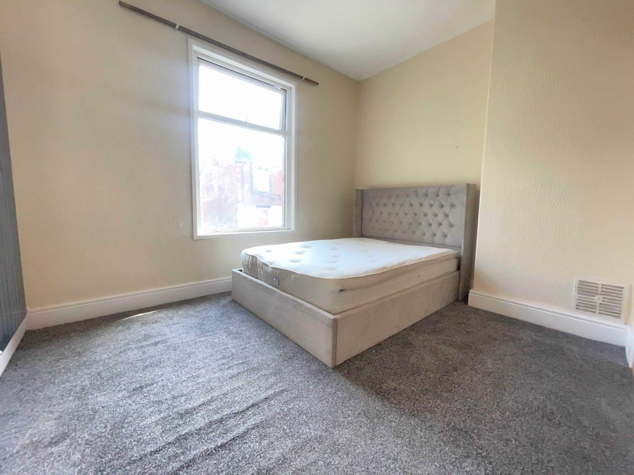 Flat Harehills Avenue in Leeds