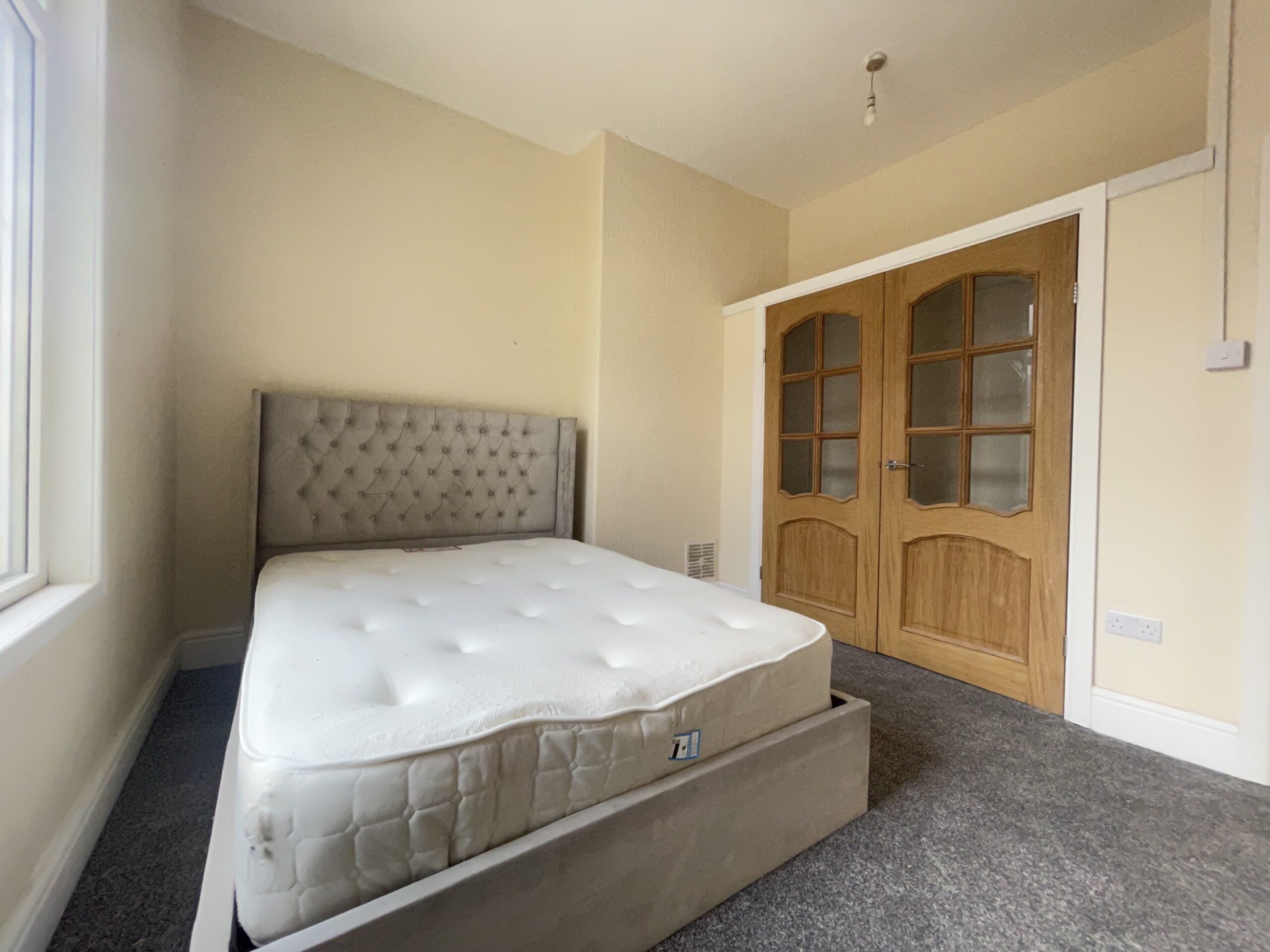 Flat Harehills Avenue in Leeds