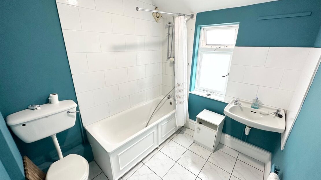 Room Walford Road in Greater London