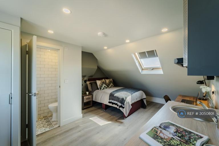 Room Pershore Place in Coventry