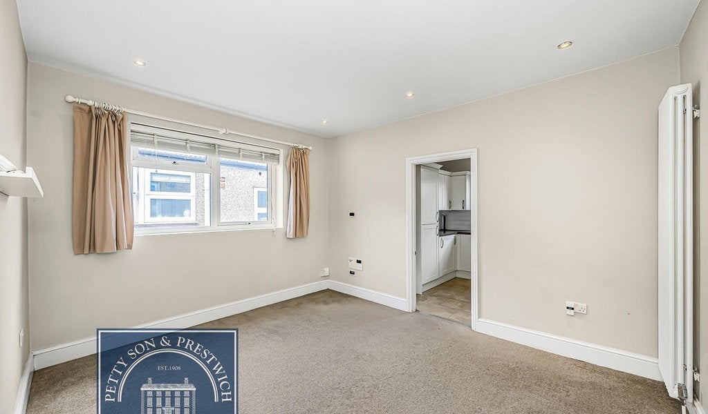 Flat Peel Road in Greater London