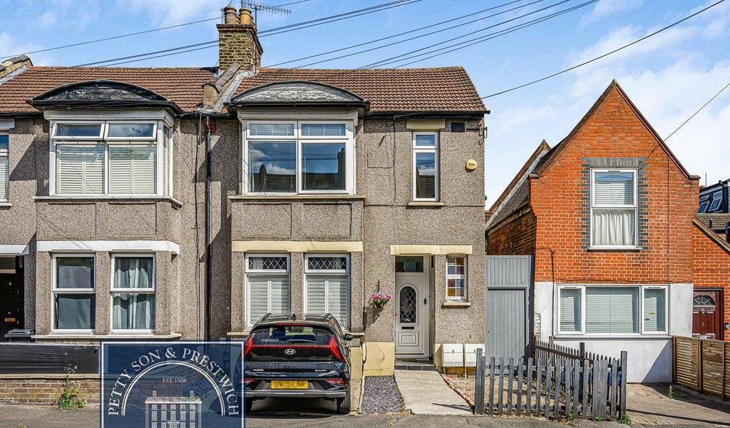 Flat Peel Road in Greater London