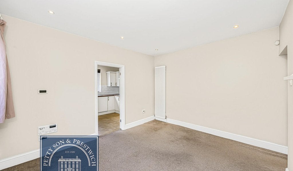 Flat Peel Road in Greater London