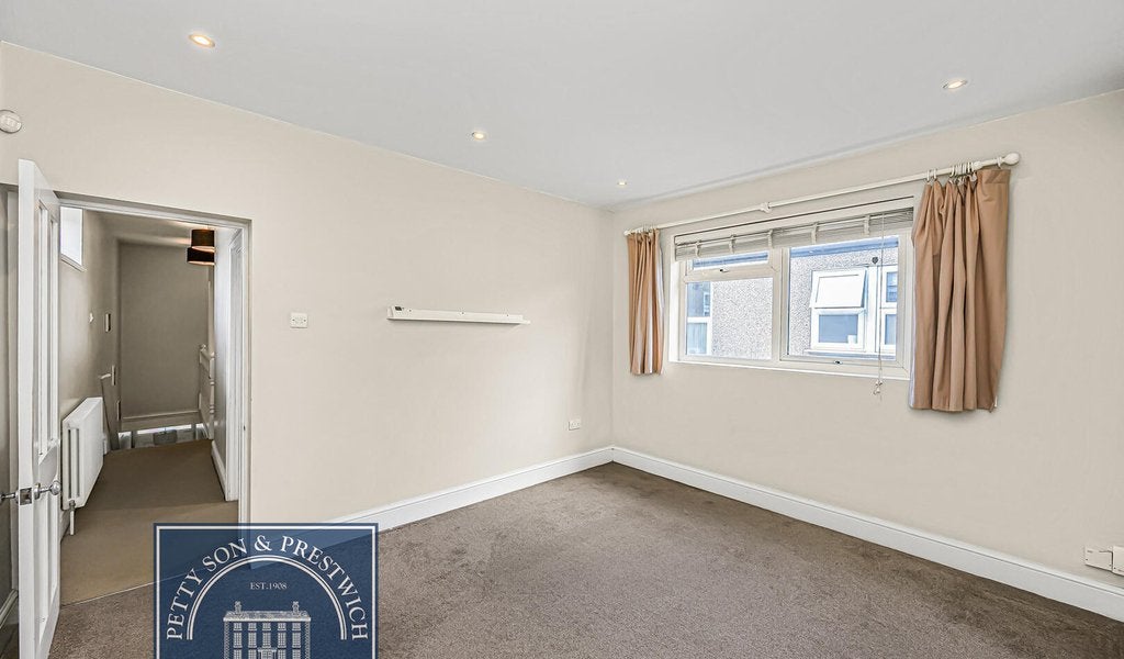 Flat Peel Road in Greater London