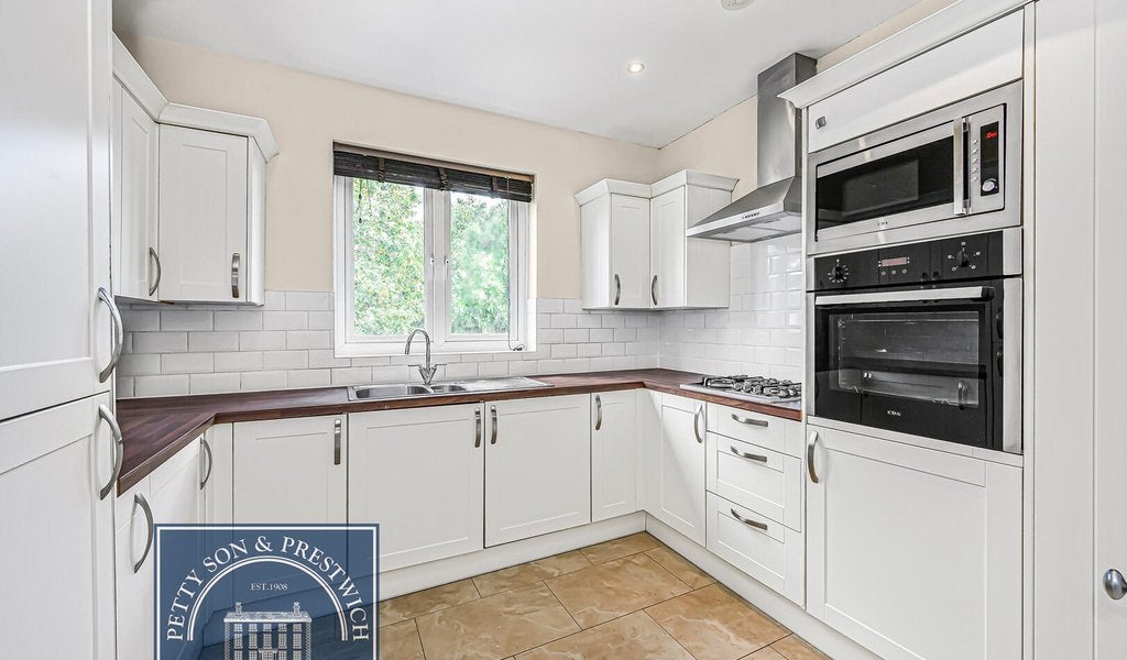 Flat Peel Road in Greater London