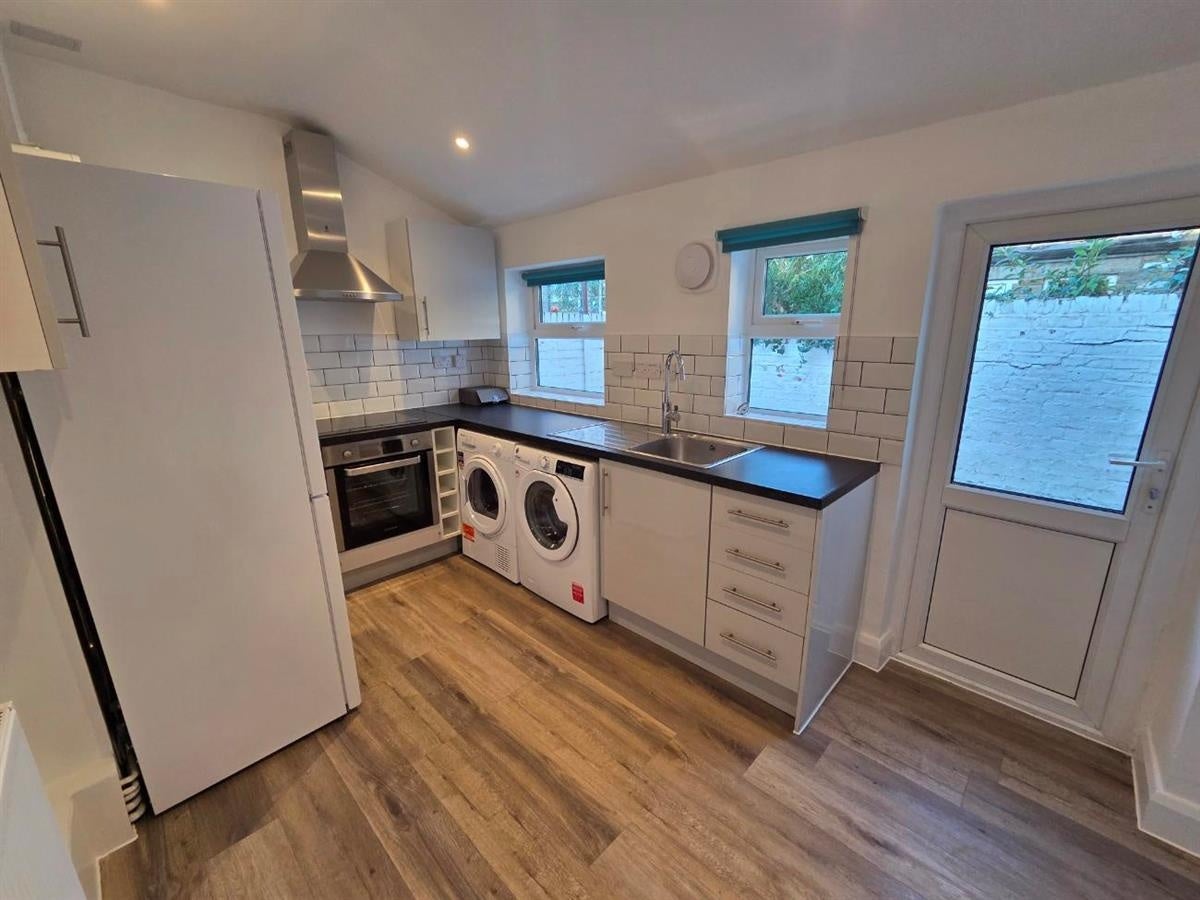 Flat Larcom Street in Greater London
