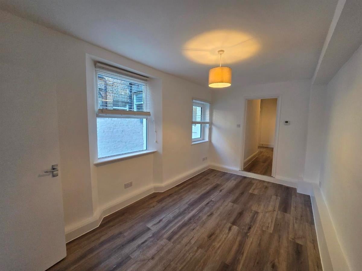 Flat Larcom Street in Greater London