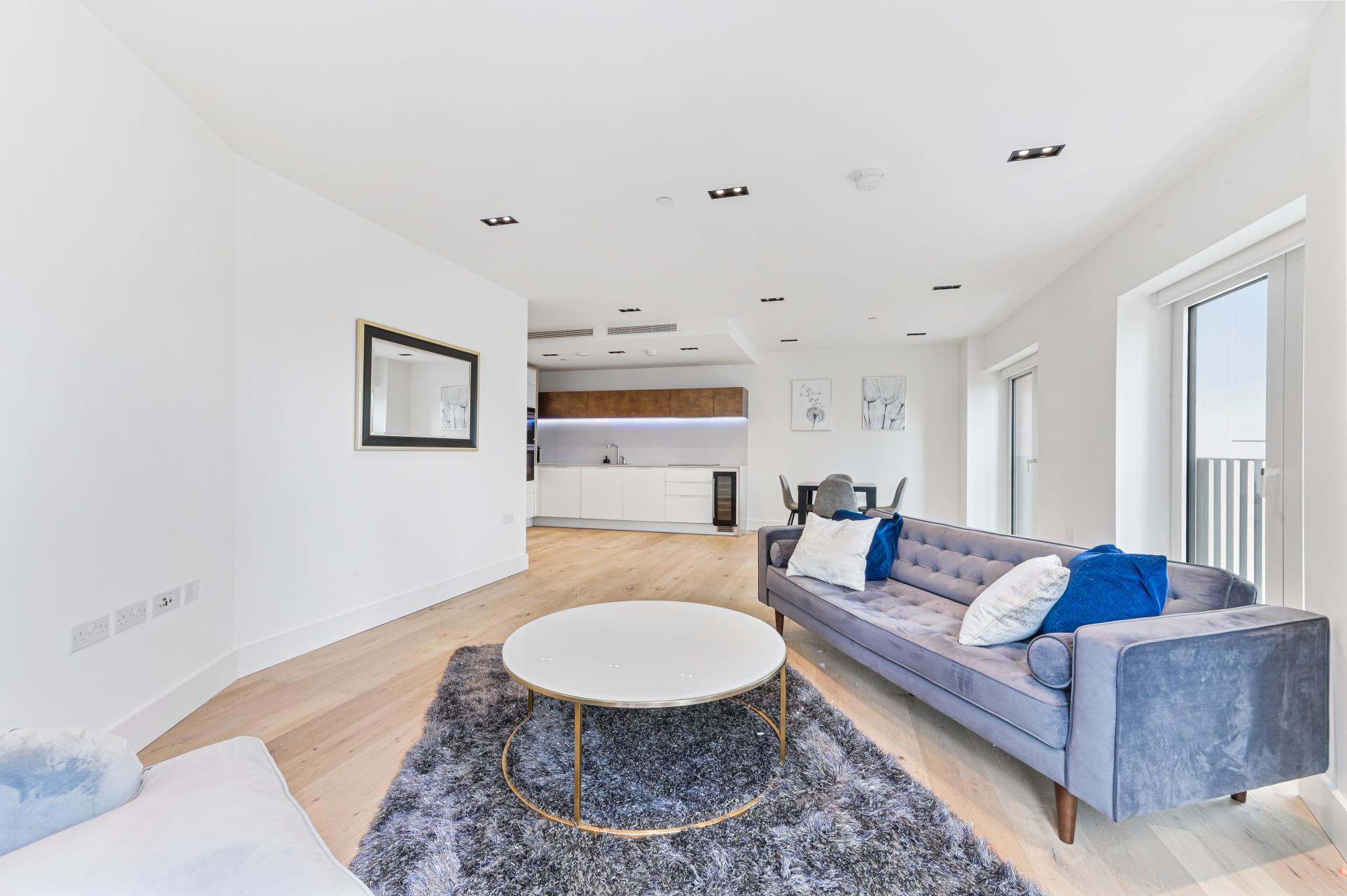 Flat Miles Street in Greater London