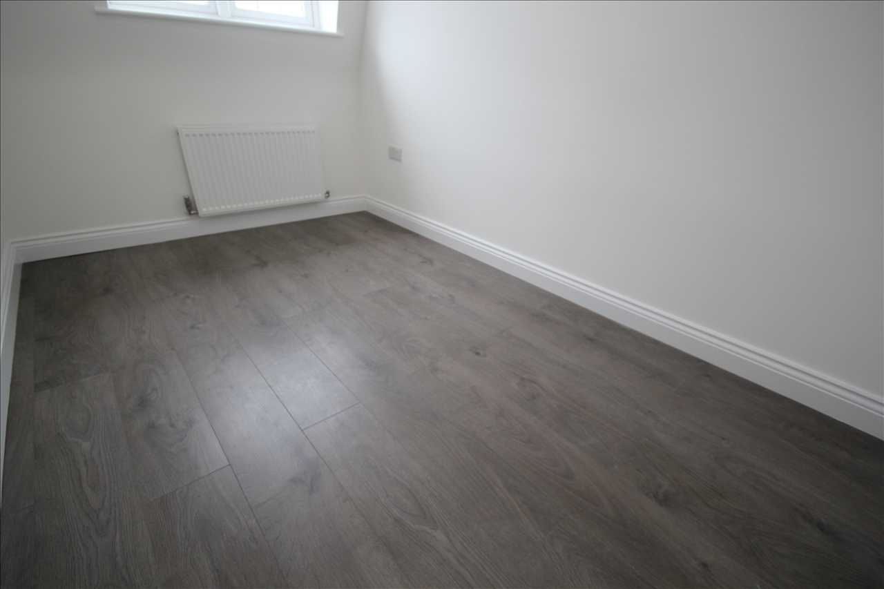 Flat Greenhill Road in Greater London