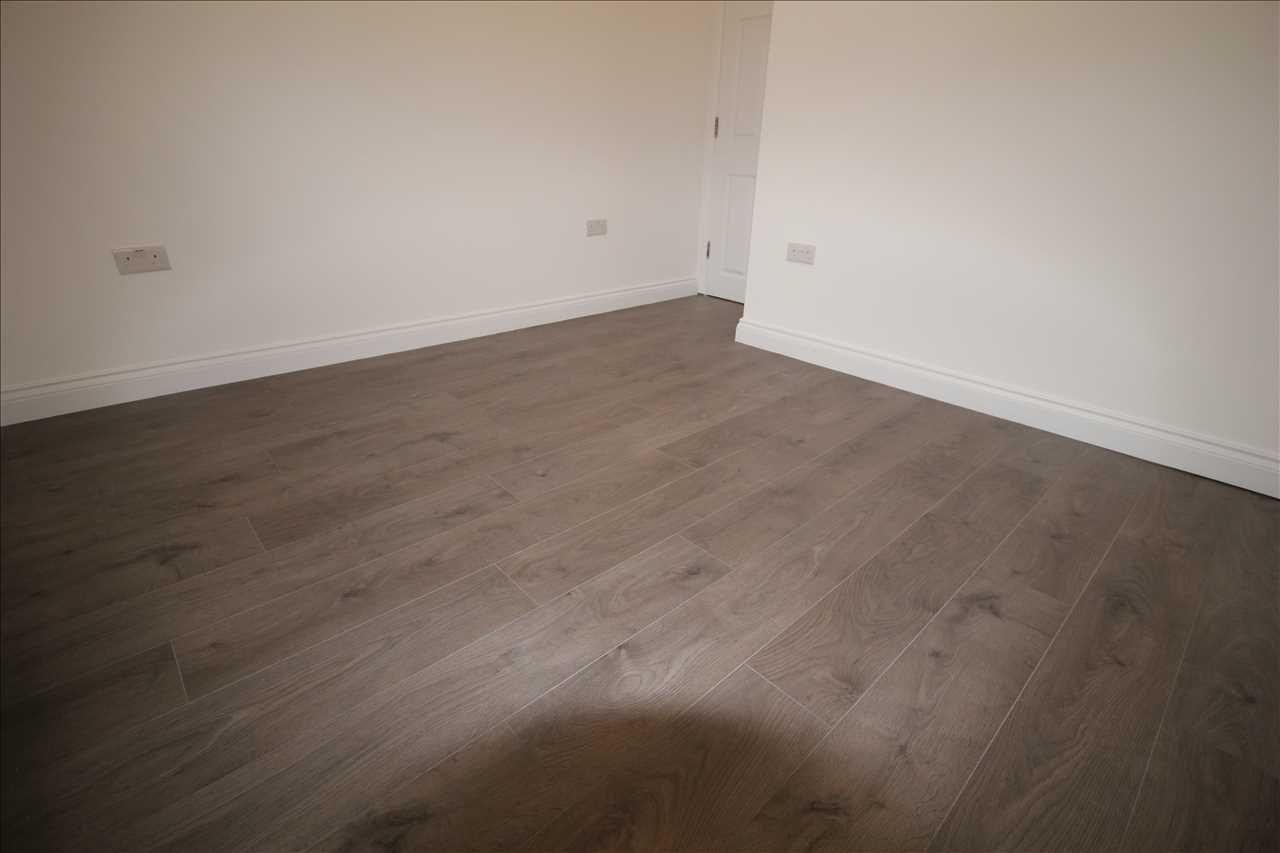 Flat Greenhill Road in Greater London