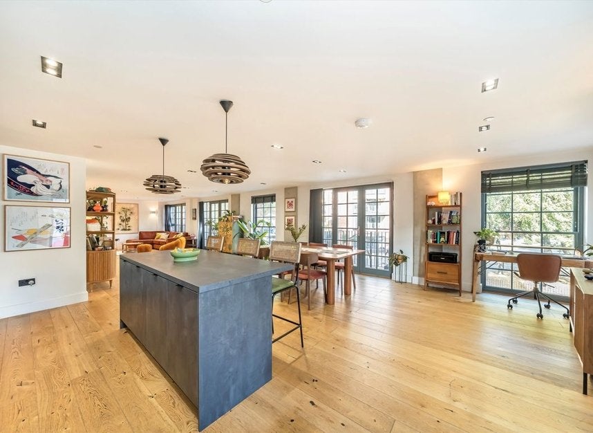 Flat Heaton Road in Greater London
