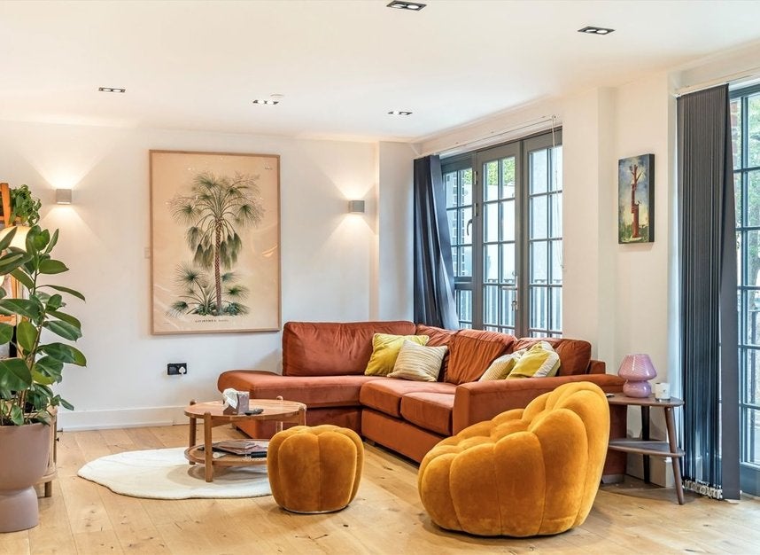 Flat Heaton Road in Greater London