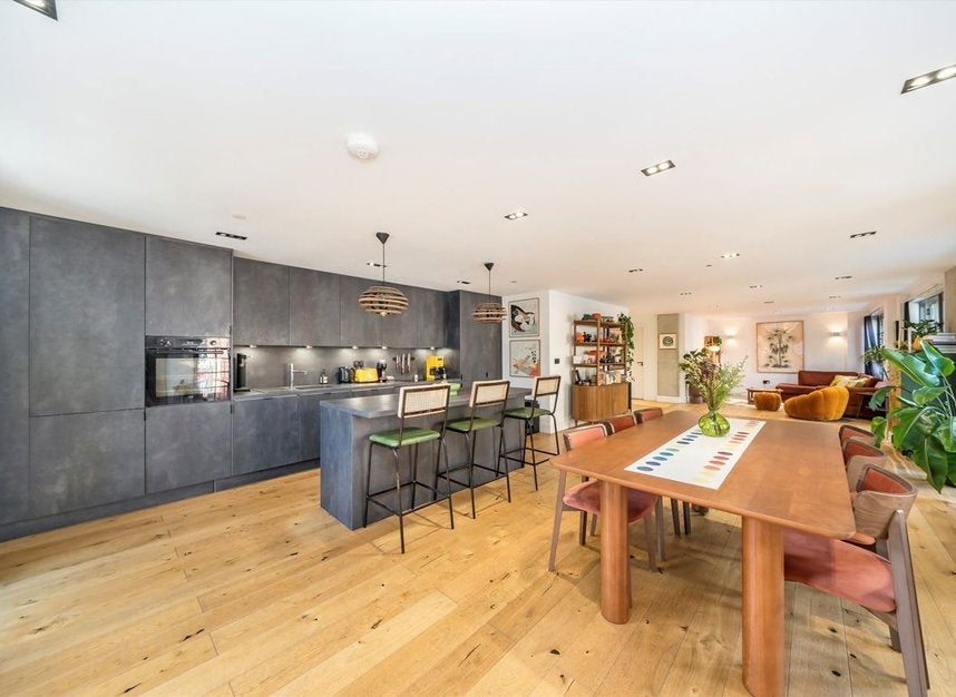 Flat Heaton Road in Greater London