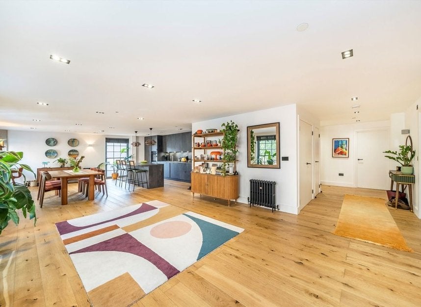 Flat Heaton Road in Greater London