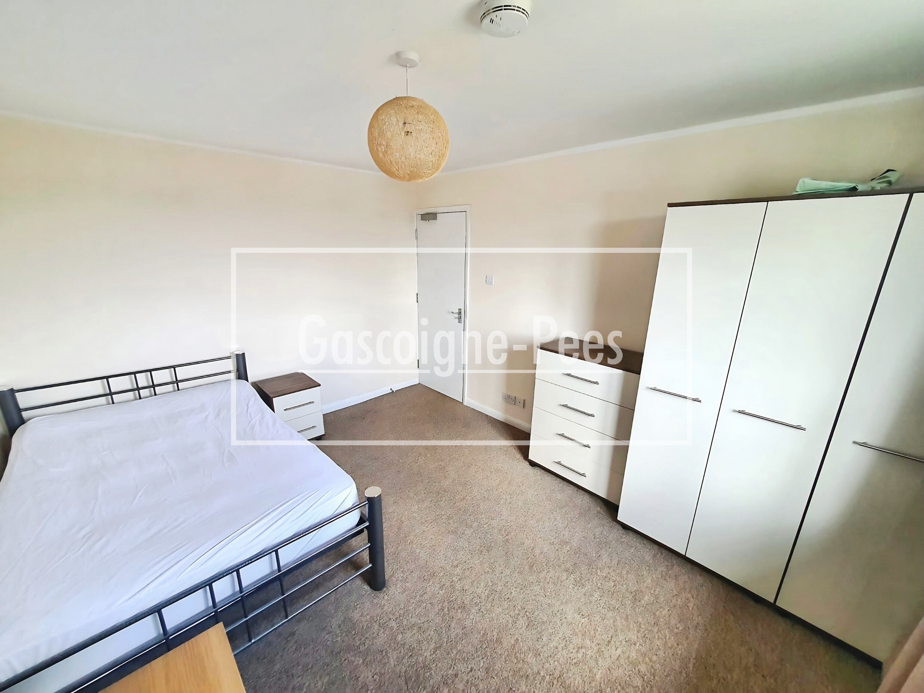 Room Percy Road in Guildford