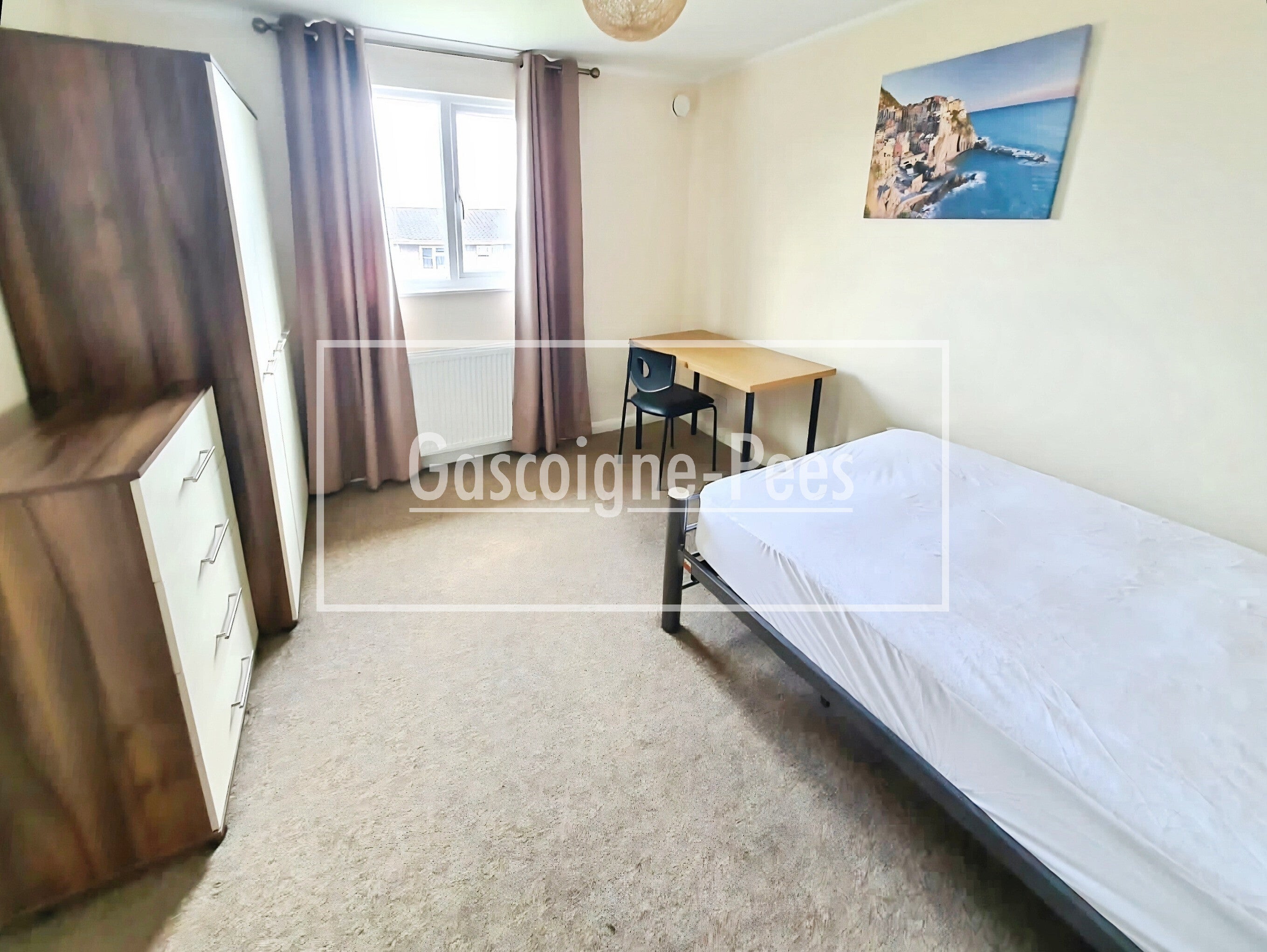 Room Percy Road in Guildford
