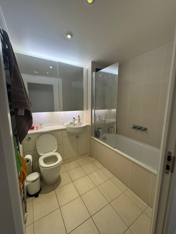 Room Mirabelle Gardens in Greater London