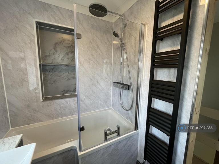 Room Wrestwood Road in Rother
