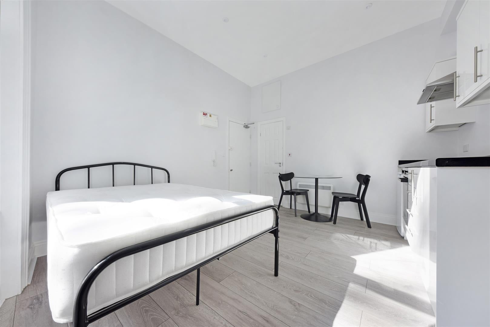 Flat Stanwick Road in Greater London