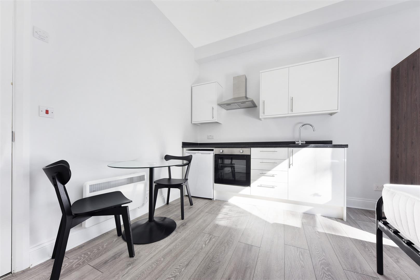 Flat Stanwick Road in Greater London