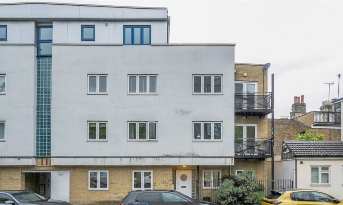 Flat Mellish Street in Greater London