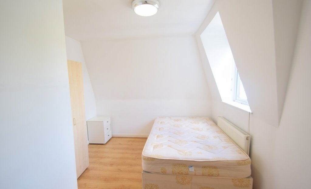 Flat Pursley Road in Greater London