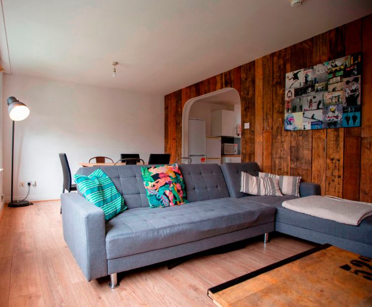 Room Alan Road in Manchester