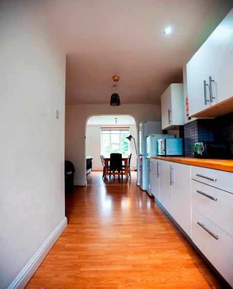 Room Alan Road in Manchester